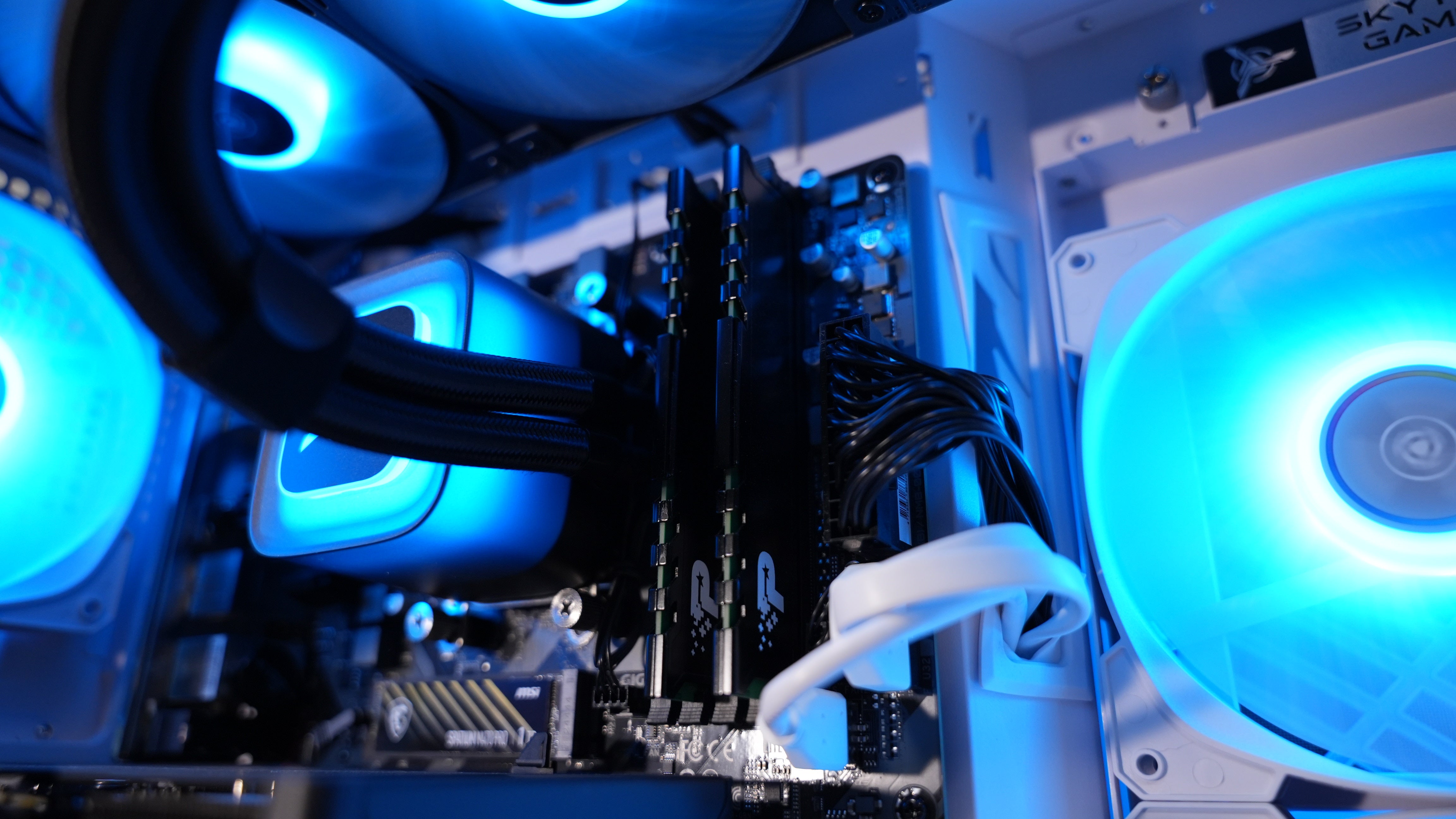 Ryzen 7 9700X + RTX 5060Ti Gaming PC