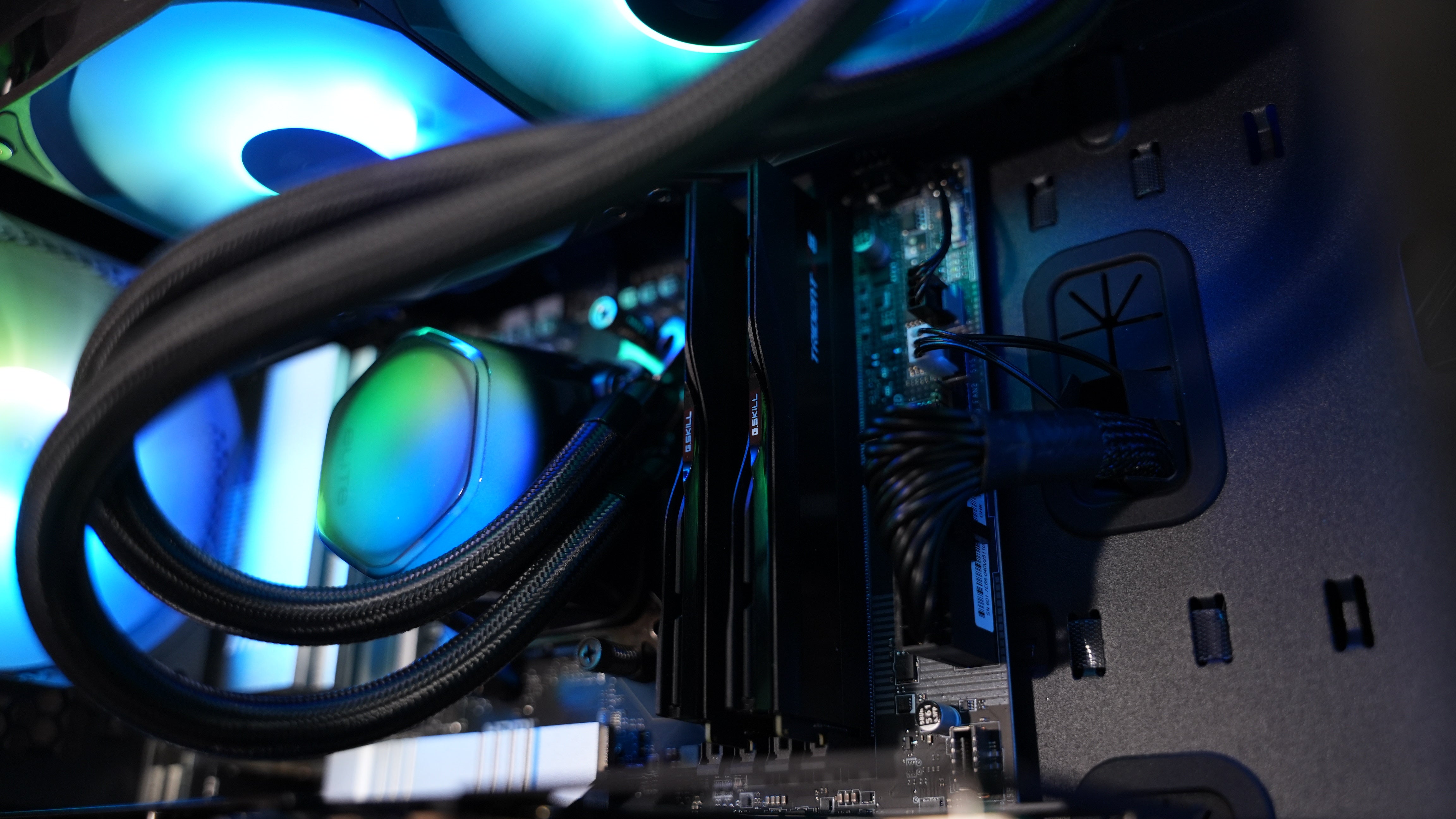 Ryzen 9 7950X + RX 9070 Gaming/Streaming PC