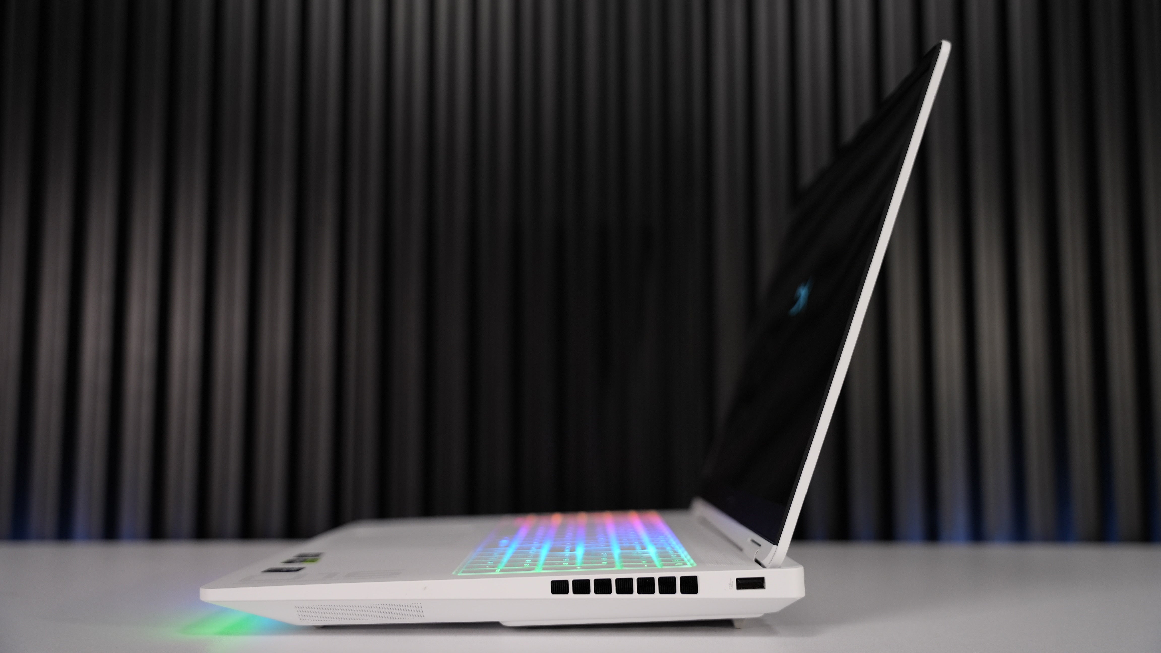Intel Ultra 9 290HX + RTX 5090 Gaming Laptop