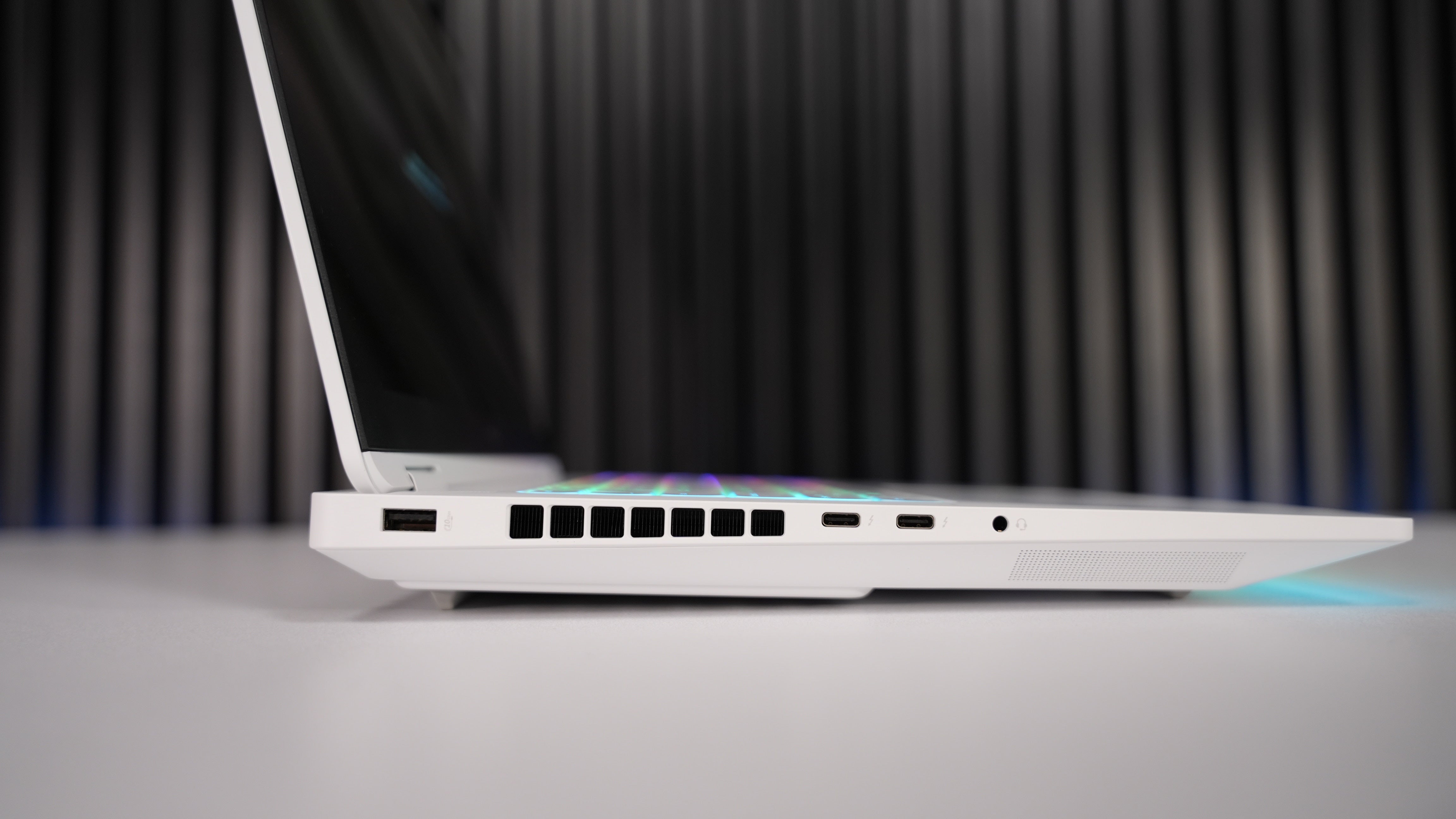Intel Ultra 9 290HX + RTX 5090 Gaming Laptop